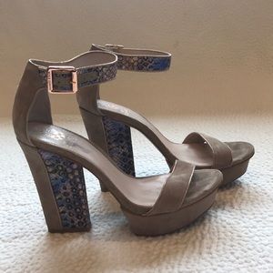 ❌SOLD❌ Vince Camuto Platform Sandal Snake Print